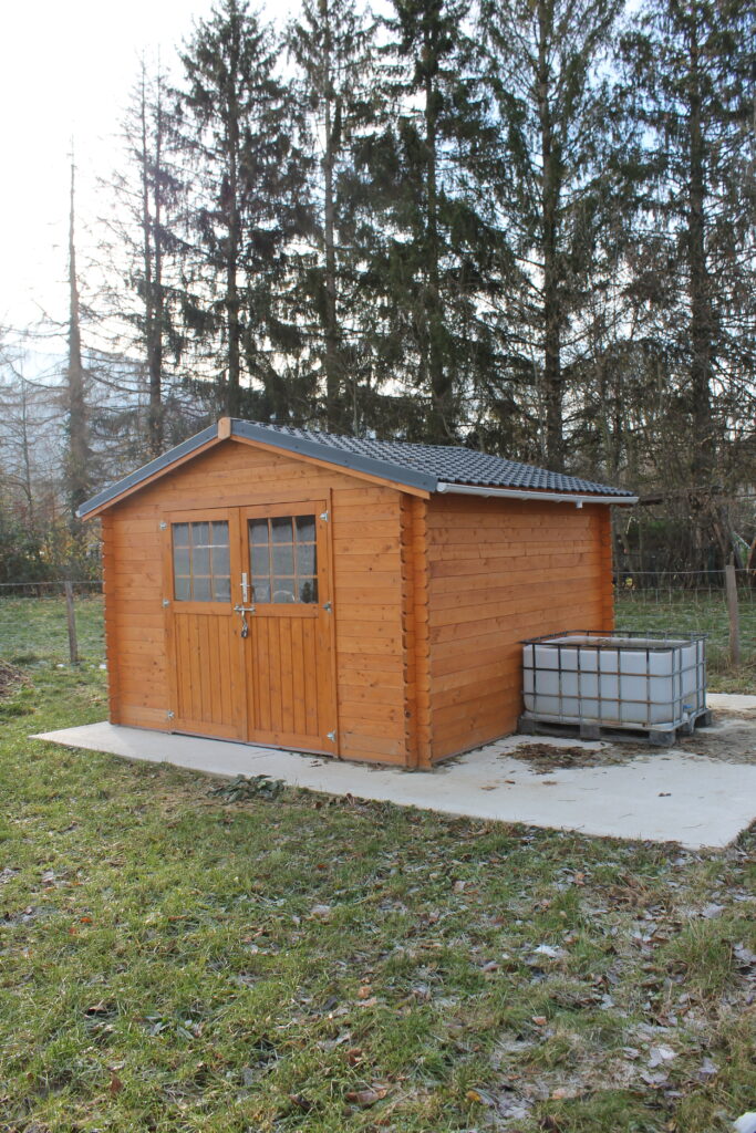 Jardin partage des Huchettes Toles imitation tuiles et cheneaux connectes aux cuves de recuperations deau